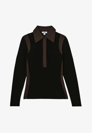 Schwarzes langärmeliges Polo-Shirt mit einem kontrastierenden braunen Kragen und seitlichen Einsätzen. Der Stoff wirkt glatt und hat eine figurbetonte Passform.