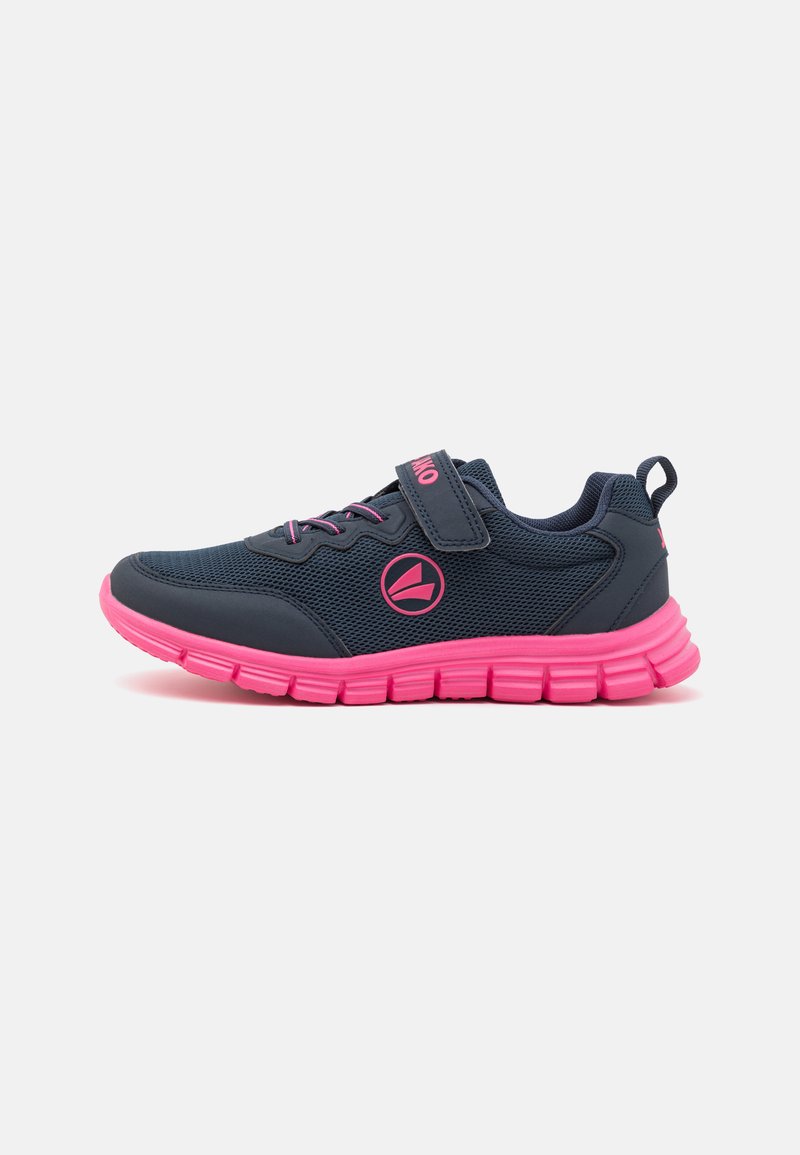 Baskets en maille navy avec semelle en caoutchouc rose. Comprend une sangle à boucle et des lacets contrastants. Logo latéral avec accents roses.
