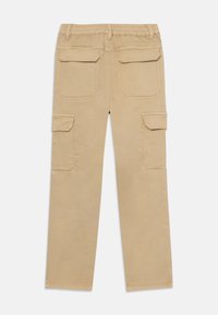 Pantalon cargo beige avec une taille élastique, deux grandes poches latérales et deux poches arrière. Fabriqué en tissu coton résistant, design à jambe droite.