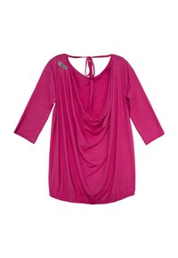 Różowa, luźna bluzka z dekoltem w kształcie opadającego łuku, rękawami o długości trzech czwartych i zawiązywanym z tyłu zapięciem. Miękka tkanina z marszczeniami przy dolnym końcu.