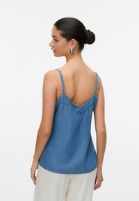 Top in denim blu con spalline sottili, schiena a V e orlo dritto. Il tessuto ha una texture liscia e una leggera lucentezza. Design semplice.