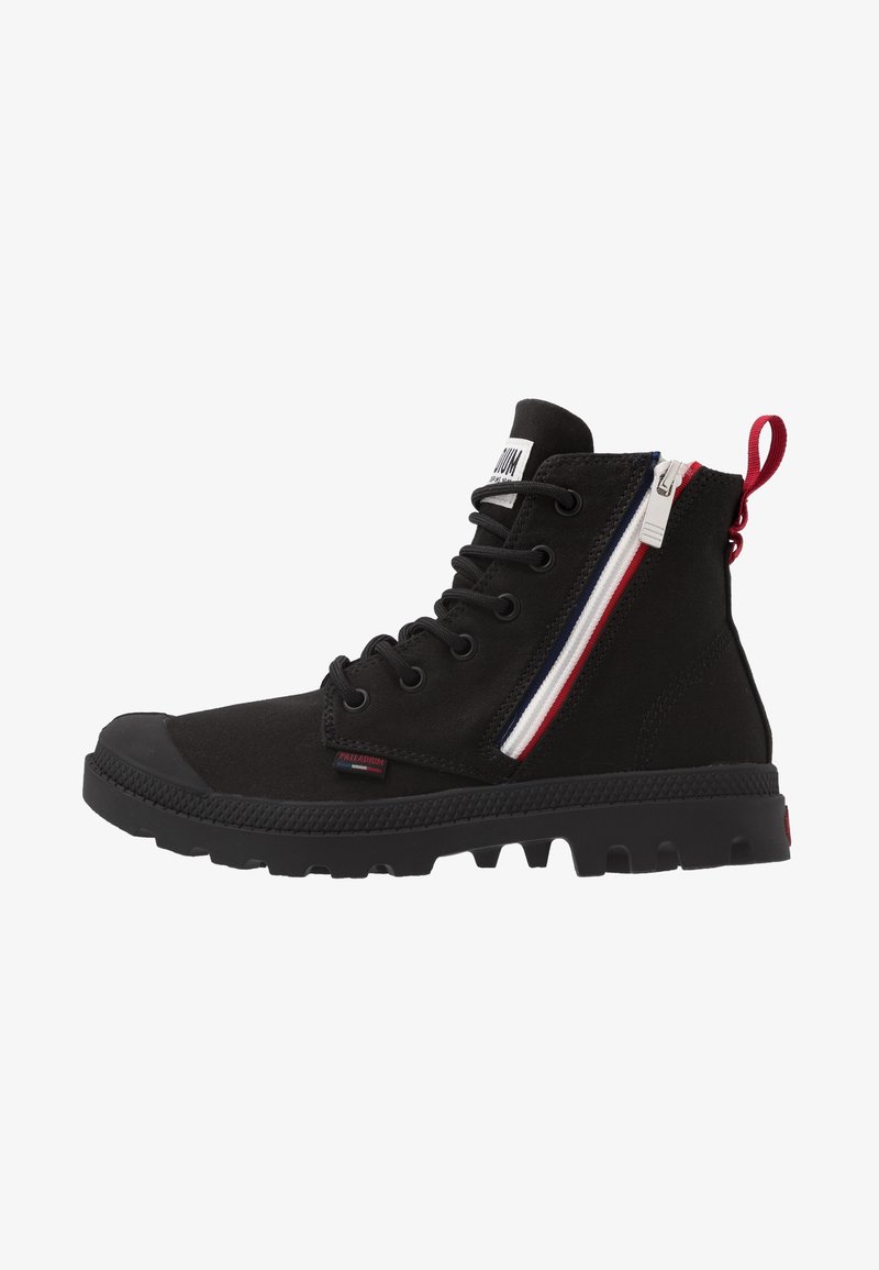 Botte noire haute avec fermeture éclair latérale aux rayures rouges, blanches et bleues, lacets noirs et semelle robuste conçue pour une utilisation extérieure.