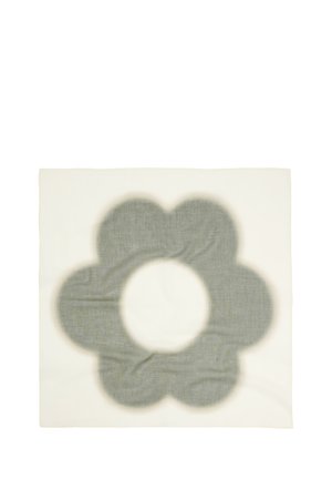 Kwadratowy biały materiał z dużym, miękkim szarym kształtem kwiatu na środku, z zaokrąglonymi płatkami i pustym środkiem.