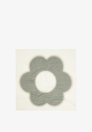 Kwadratowy biały materiał z dużym, miękkim szarym kształtem kwiatu na środku, z zaokrąglonymi płatkami i pustym środkiem.