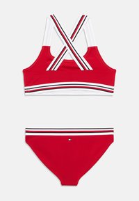 Σετ κόκκινου μπικίνι που περιλαμβάνει cropped τοπ με λωρίδες που διασταυρώνονται και οριζόντιες ρίγες, σε συνδυασμό με αντίστοιχα σλιπ, διακοσμημένα με λεπτομέρεια λογότυπου.