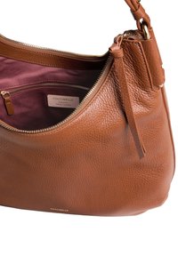 Braune Leder-Schultertasche mit strukturierter Oberfläche. Das Innere ist mit einem burgunderfarbenen Futter und einer Reißverschlusstasche ausgestattet. Goldfarbene Hardware sichtbar.