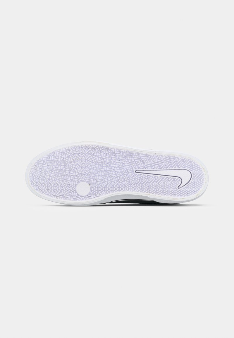 Suela de zapato Nike con un patrón de goma texturizado en blanco y púrpura claro, con una entresuela que combina colores negro y blanco.