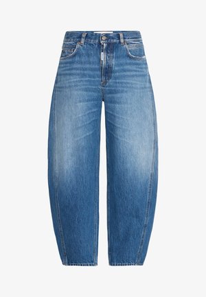 Jeans de mezclilla azul claro con un corte relajado, cintura alta y piernas rectas. Presentan un desgaste sutil y detalles de costura.