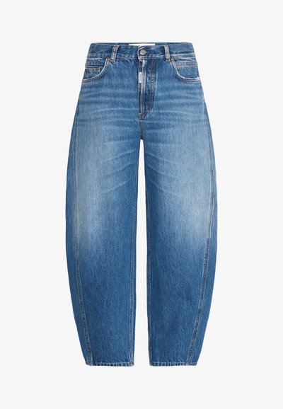 Jeans de mezclilla azul claro con un corte relajado, cintura alta y piernas rectas. Presentan un desgaste sutil y detalles de costura.