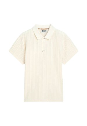 Polo de manga corta color blanco roto con textura acanalada vertical, tapeta con tres botones y cuello, con etiqueta Scotch & Soda Amsterdam.
