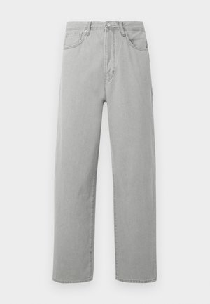 Jeans rectos de color gris claro con cinco bolsillos, cremallera y cierre de botón, presentados sobre un fondo blanco.