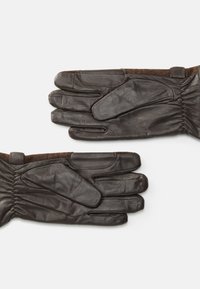 Luvas de pele castanha com um acabamento suave e texturizado, apresentando quatro dedos e um polegar, punho elástico e forro castanho quente.