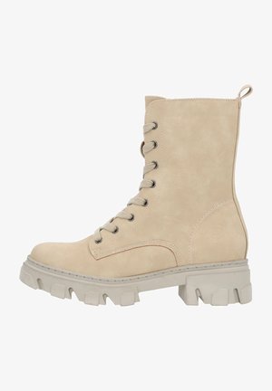 Stivaletto in suede beige con lacci davanti, occhielli metallici e suola in gomma spessa con un design a battistrada.