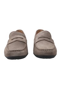 Mocassini grigi in suede con una texture liscia, caratterizzati da un accento cucito e una suola in gomma, progettati per il comfort e la facilità d'uso.