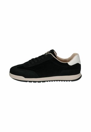 Baskets basses en daim noir avec détail blanc au talon, doublure intérieure beige, lacets noirs et semelle beige avec semelle extérieure noire.
