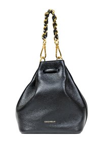 Borsa a tracolla in pelle nera con finitura strutturata, dotata di una catena intrecciata oro e nera e di un manico superiore semplice. Dettaglio del logo in oro in mostra.