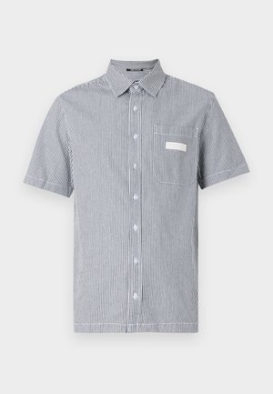 Trumpas rankovėmis mygtukų marškiniai su mėlynai balta juostele, turintys krūtinės kišenių ir klasikinį apykaklę. Pagaminta iš lengvos medžiagos.