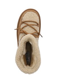 Chaussure d'intérieur beige avec un extérieur texturé et duveteux et des accents en tant lisse. Dotée de lacets marron et d'une doublure douce pour le confort.