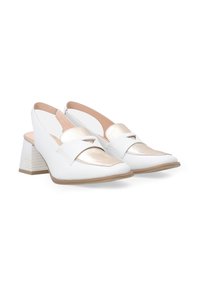 Bílé slingback podpatky se štíhlým zlatým akcentem na špičce, s výřezovým designem a strukturálně zpracovaným blokovým podpatkem.