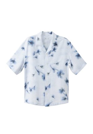 Camisa blanca de manga corta con estampado floral en acuarela azul y cuello con botones en la parte delantera.