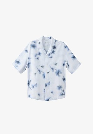 Chemise blanche à manches courtes avec imprimé floral bleu aquarelle et col boutonné à l'avant.