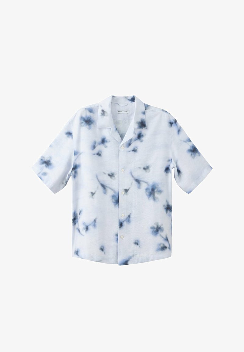 Chemise blanche à manches courtes avec imprimé floral bleu aquarelle et col boutonné à l'avant.