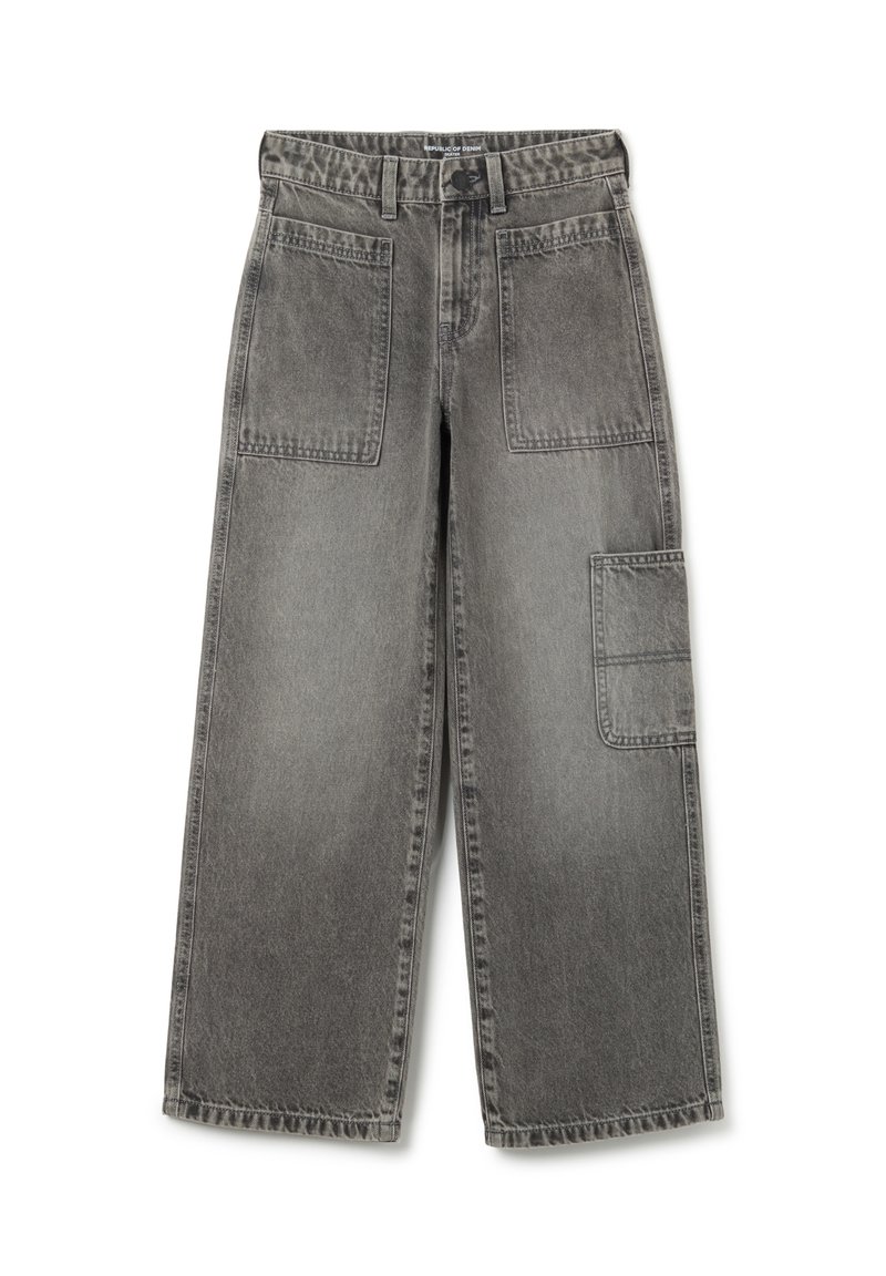 Jeans anchos grises con un acabado desgastado, que cuentan con bolsillos delanteros y un bolsillo de carga lateral. Fabricados en una tela de mezclilla con una textura suave.