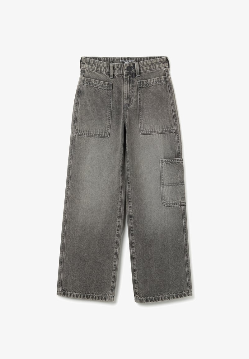 Jeans anchos grises con un acabado desgastado, que cuentan con bolsillos delanteros y un bolsillo de carga lateral. Fabricados en una tela de mezclilla con una textura suave.