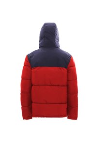 Giacca a vento imbottita rossa e blu navy con cappuccio, caratterizzata da un design trapuntato e un motivo a blocchi di colore sulla parte superiore della schiena e sulle spalle.