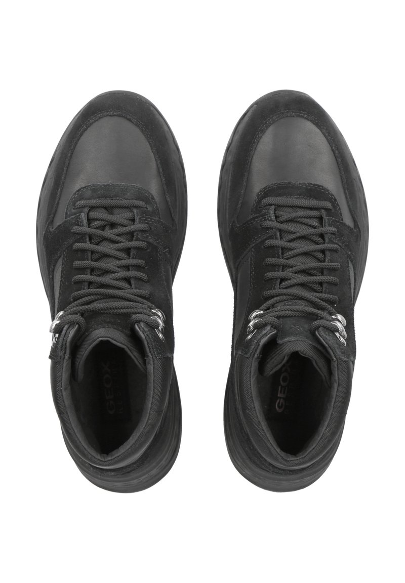 Ein Paar schwarze Hochschaft-Sneaker mit Schnürverschluss und gepolsterten Kragen, von oben auf einem weißen Hintergrund betrachtet.