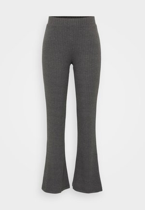 Grå ribbet strikkede flared bukser med høy midje. Designet har teksturerte vertikale striper og en avslappet passform ved kanten.
