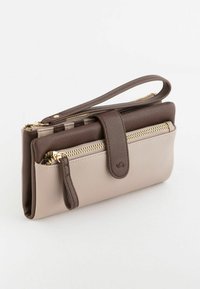 Cartera de cuero marrón y beige con cremalleras doradas, que cuenta con una correa para la muñeca y un cierre de lengüeta. Textura suave con una forma compacta y rectangular.