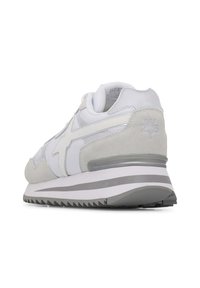 Baskets blanches avec un dessus en daim et synthétique, présentant un accent gris, une semelle rembourrée et un motif de semelle distinct.