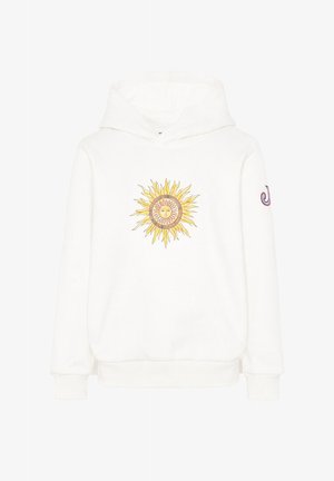 Sweat à capuche blanc avec un design de soleil jaune orné d'un visage au centre sur le devant et une lettre multicolore sur la manche droite.