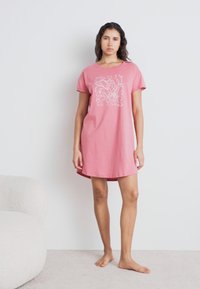 Triumph NIGHTDRESSES  - Nachtjapon - salsa