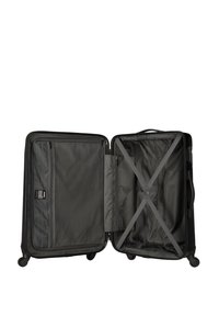 Valigia nera con ruote e chiusura a zip. L'interno è dotato di tasche in rete, cinghie incrociate e rivestimento liscio. Materiale resistente con un design strutturato.
