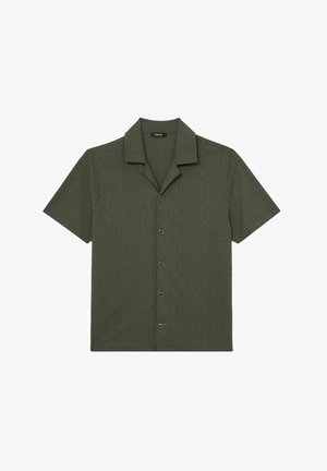 Lühikeste varrukatega kaelusega särk tumerohelises oliivitoonis, millel on tekstuuriga muster ja viis pruuni nööbi kinnitust ees.