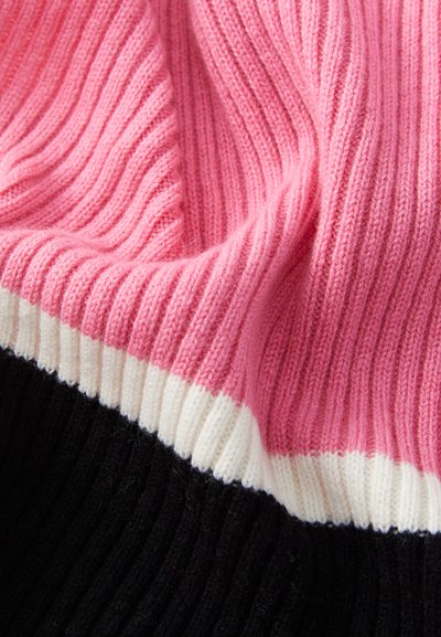 Strikket sweater med pink ribbet tekstur, der har sorte og hvide vandrette bånd i bunden. Blødt uldmateriale, afslappet design.