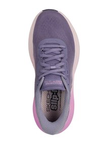 Zapatilla deportiva morada con un upper de tela texturizada, diseño de cordones y suela de color rosa claro; cuenta con una plantilla acolchada y una marca en el costado.