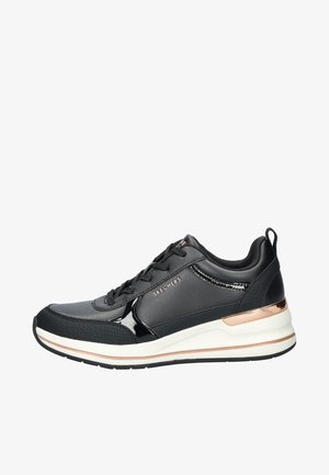 Schwarzer Sportschuh aus glattem synthetischem Leder mit Lackdetails. Verfügt über eine strukturierte Zehenkappe und einen metallic roségoldenen Ferseneinsatz.