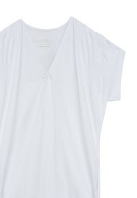Biała bluzka z krótkim rękawem i dekoltem w kształcie litery V, wykonana z miękkiego, lekkiego materiału, z delikatnymi fałdami na ramionach. Boczne rozcięcia zwiększają swobodę ruchów.
