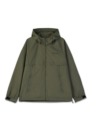 Casaco leve, verde oliva, com capuz, fecho frontal com zíper, dois bolsos laterais com zíper, punhos elásticos e um logótipo discreto no peito.
