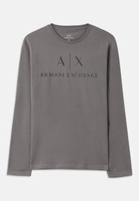 Langermet grå t-skjorte laget av mykt stoff med rund hals. Frontgrafikken inkluderer "A|X ARMANI EXCHANGE" i mørk skrift.