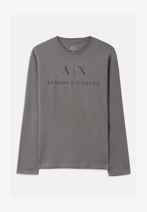 Tricou gri cu mânecă lungă, din material moale, având gât rotund. Grafică pe față include „A|X ARMANI EXCHANGE” în litere închise la culoare.