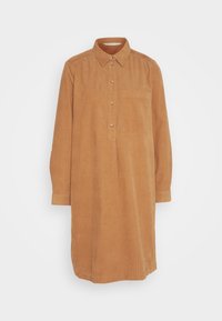 Cord-Überwurfkleid in einer warmen Karamellfarbe mit spitzem Kragen, Knopfleiste, einer Brusttasche und langen Ärmeln.