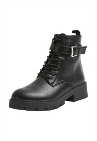 Stivaletto nero alla caviglia con una texture in pelle liscia, stringhe frontali, dettaglio della fibbia laterale e suola spessa. Presenta un manico sul retro.