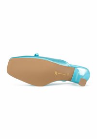 Sandale à talon haut en satin turquoise avec une semelle beige texturée, dotée d'un petit talon arrière et d'une finition lisse et brillante. Pas de marquage visible.