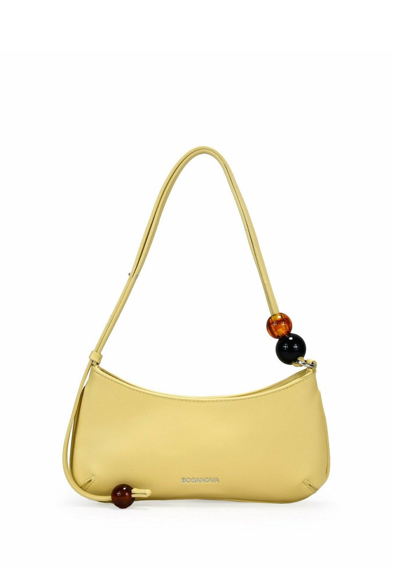 Bolso de cuero amarillo con forma curva, que cuenta con una correa larga y tres cuentas decorativas en ámbar y negro en un lado.