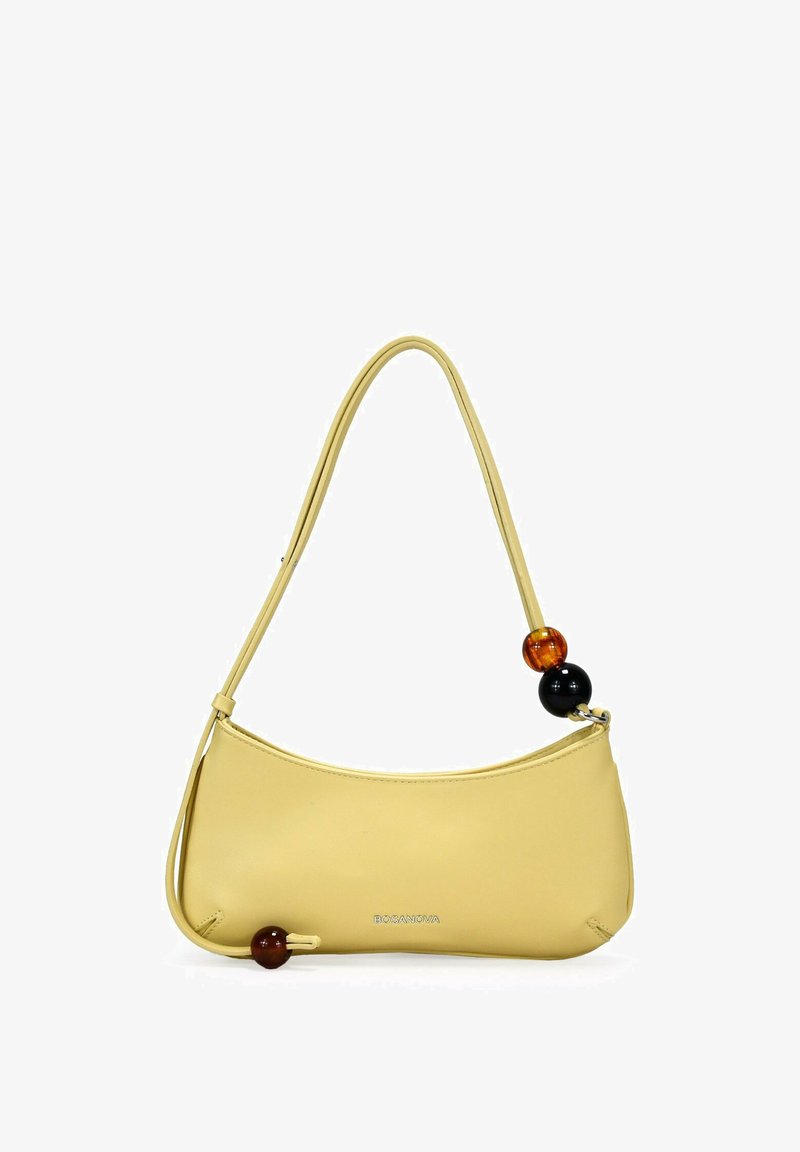 Bolso de cuero amarillo con forma curva, que cuenta con una correa larga y tres cuentas decorativas en ámbar y negro en un lado.