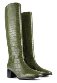 Bottes vertes montant jusqu'au genou en cuir embossé crocodile, avec un bout pointu, un talon bloc et un détail de fermeture éclair latérale.